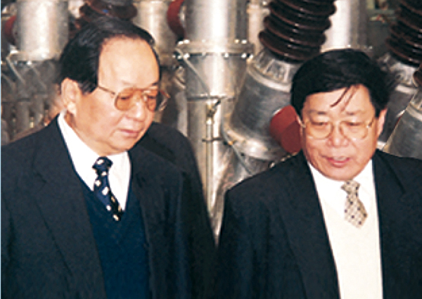 時任中 央政治局委員、全國人大副委員長田紀(jì)云(左)來企業(yè)視察