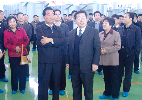 時任中 央政治局常委、中 央紀(jì)委書記吳官正(前排左一)來企業(yè)視察