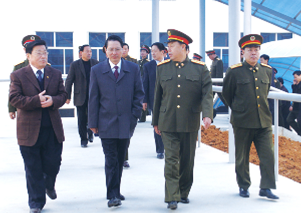 現(xiàn)任中 央軍委副主席，時任濟南軍區(qū)司令員范長龍(前排右二)來企業(yè)視察