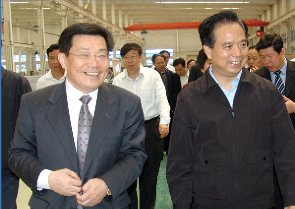 現(xiàn)任中 央政治局委員，十一屆全國人大常委會(huì)副委員長兼秘書長，時(shí)任山東省委書記、人大主任李建國來企業(yè)視察